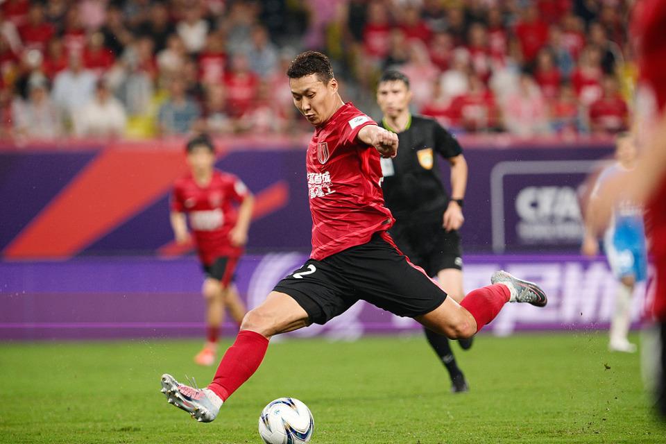 蓉城场边变, 随着体能瓶, 洞百出 蓉城场边变, 随着体能瓶, 洞百出