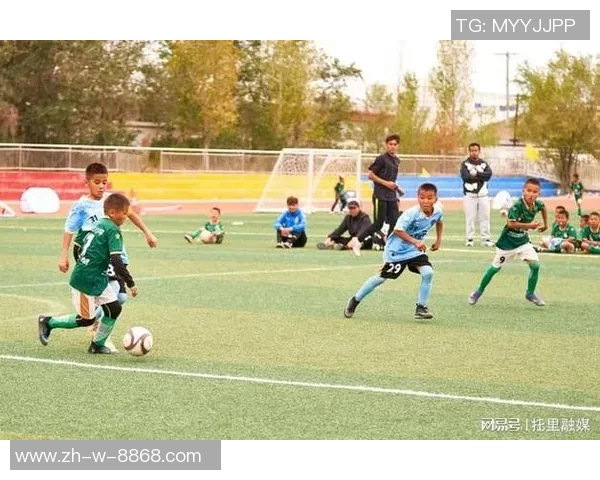 定格瞬间足球巨星回头一笑展现绿茵场上独特风采